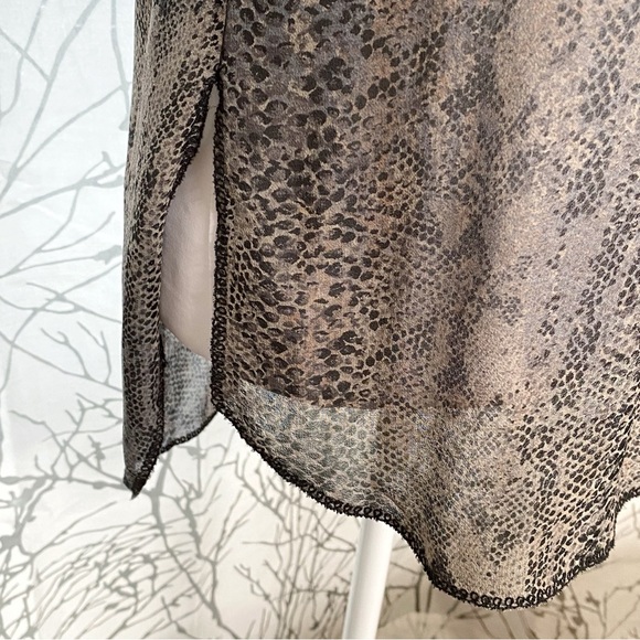 Aritzia Wilfred Black gray tan silk collar button up v- neck 1/2 sleeve top - Picture 5 of 9